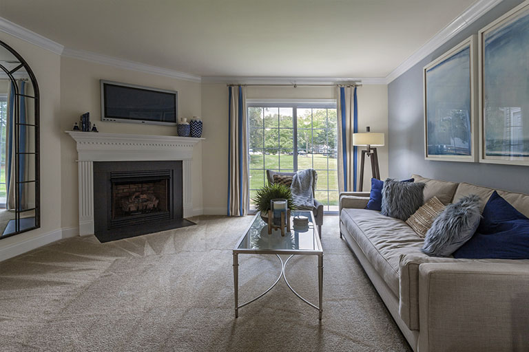 Living room with fireplace at Thomas Meeting apartments in Exton